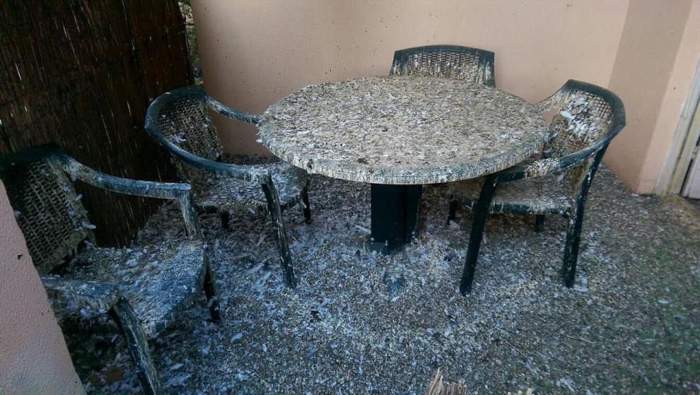 Limpieza de muebles de terraza con excrementos de paloma