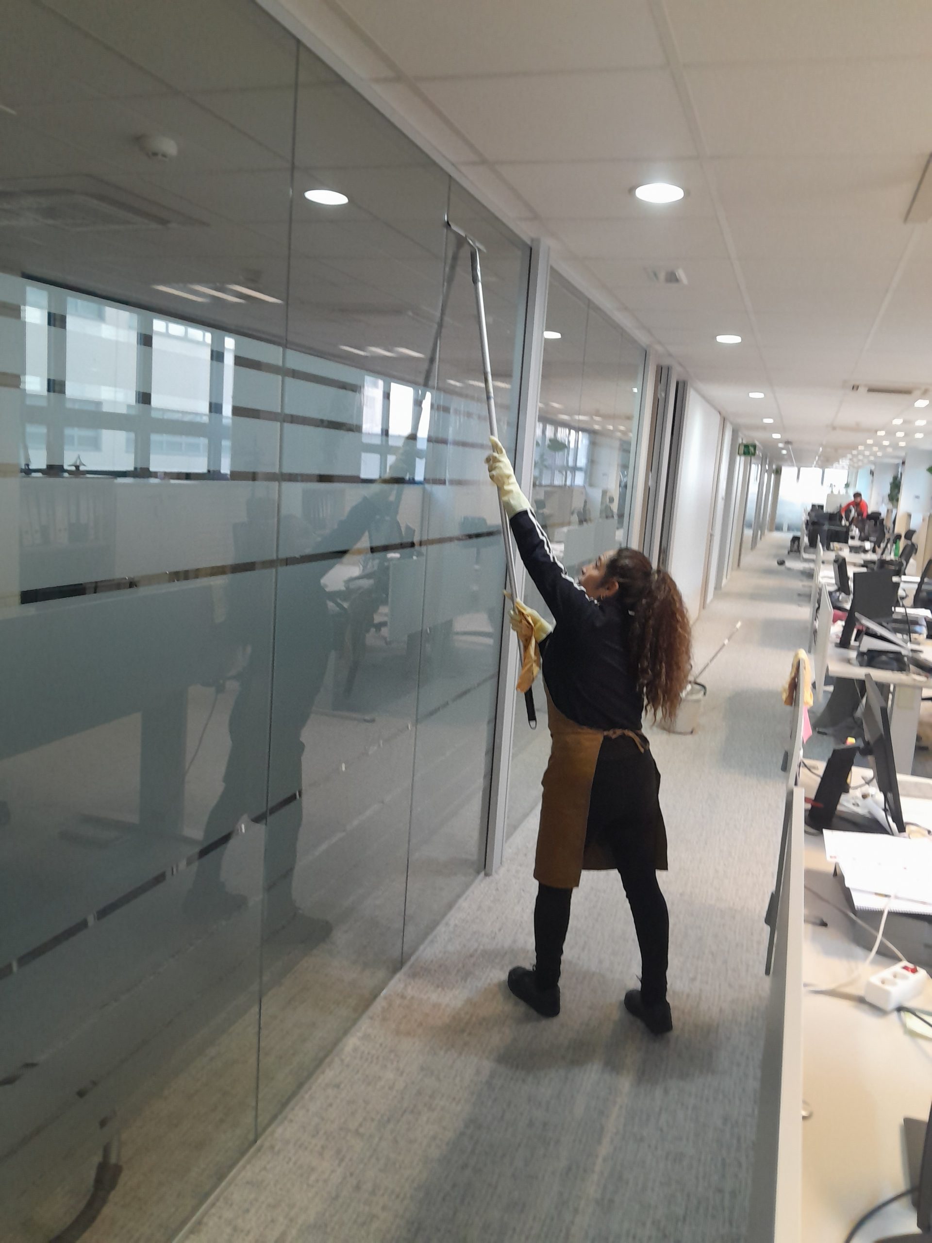 Empresa de limpieza de mamparas de oficina en Madrid