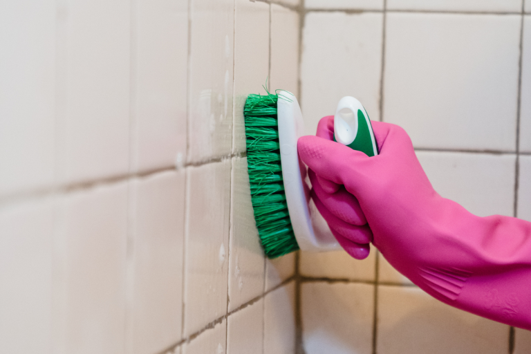 limpieza y desengrasado de plaquetas de la pared . Limpiezas Norma