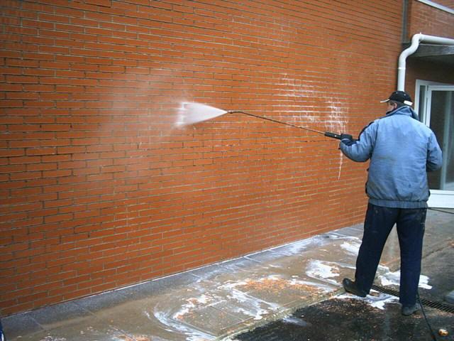 Limpieza de pared exterior con hidrolimpiadora . Limpiezas Norma