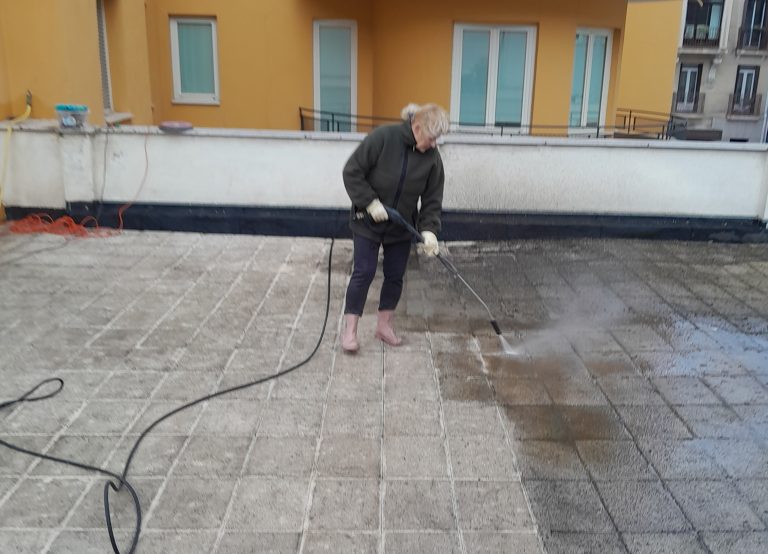 Limpieza de pavimentos de exterior muy sucios . Limpiezas Norma